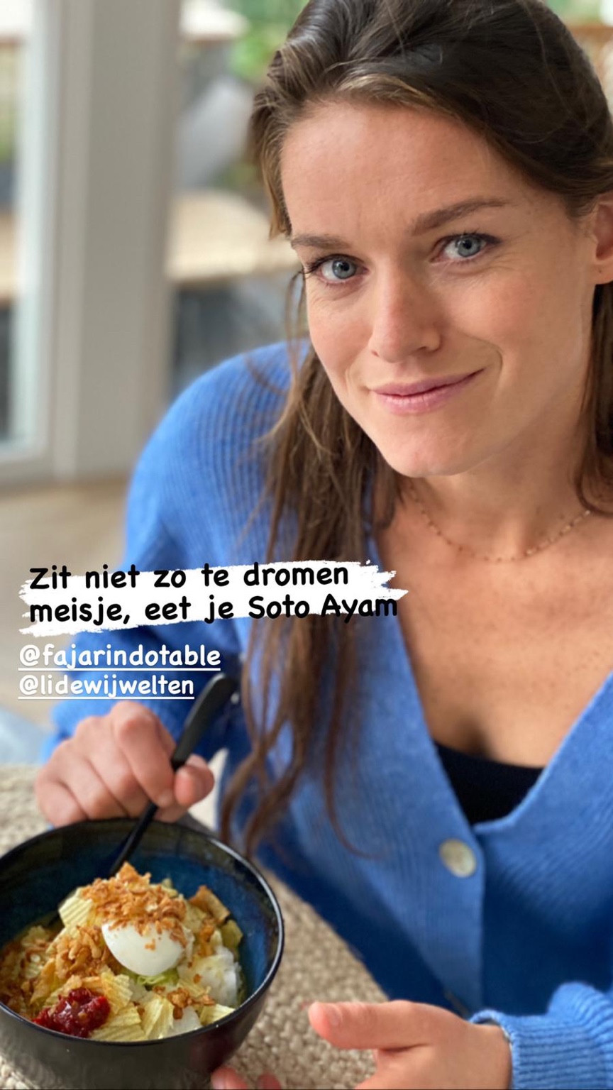Lidewij Welten bij het raam, in een blauw vest.